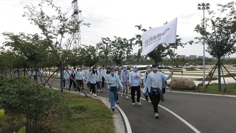 公司團建開展迎國慶勁走、燒烤活動
